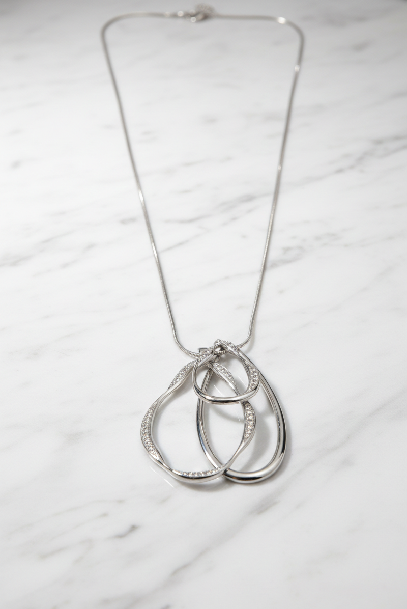 Collier long sautoir pendentif goutte ornée de strass