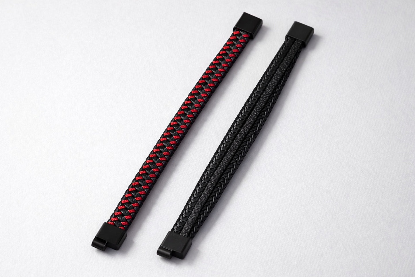 Lot de 2 Bracelets 21 cm – Cuir Noir Multi-Rangs & Tressé Noir/Rouge, Fermoir Magnétique