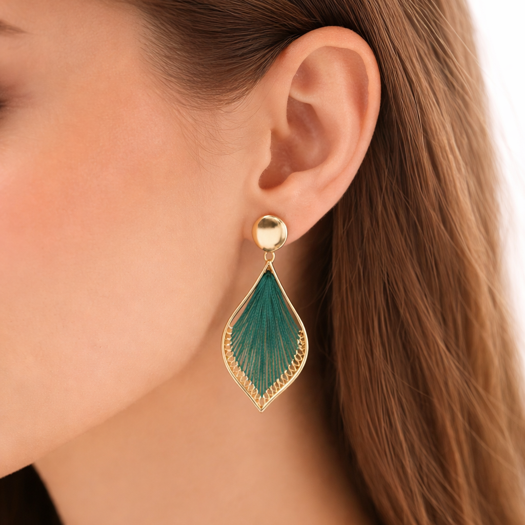 Boucles d’oreilles fantaisie feuille dorée et fils verts élégants