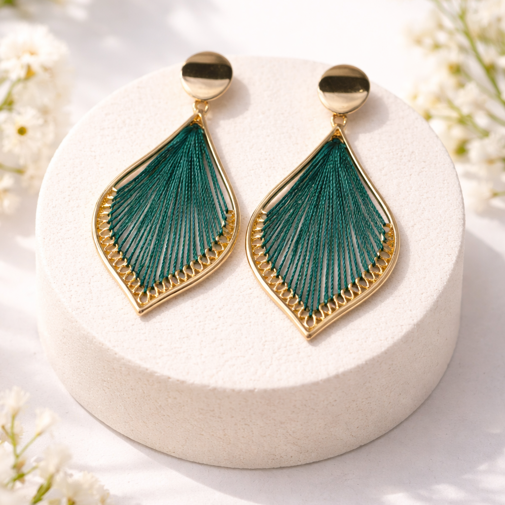 Boucles d’oreilles fantaisie feuille dorée et fils verts élégants